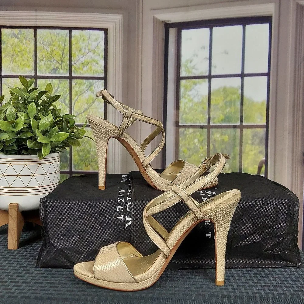 WHITE HOUSE BLACK MARKET TEXTURED LEATHER HIGH HEEL SANDALS (8.5)